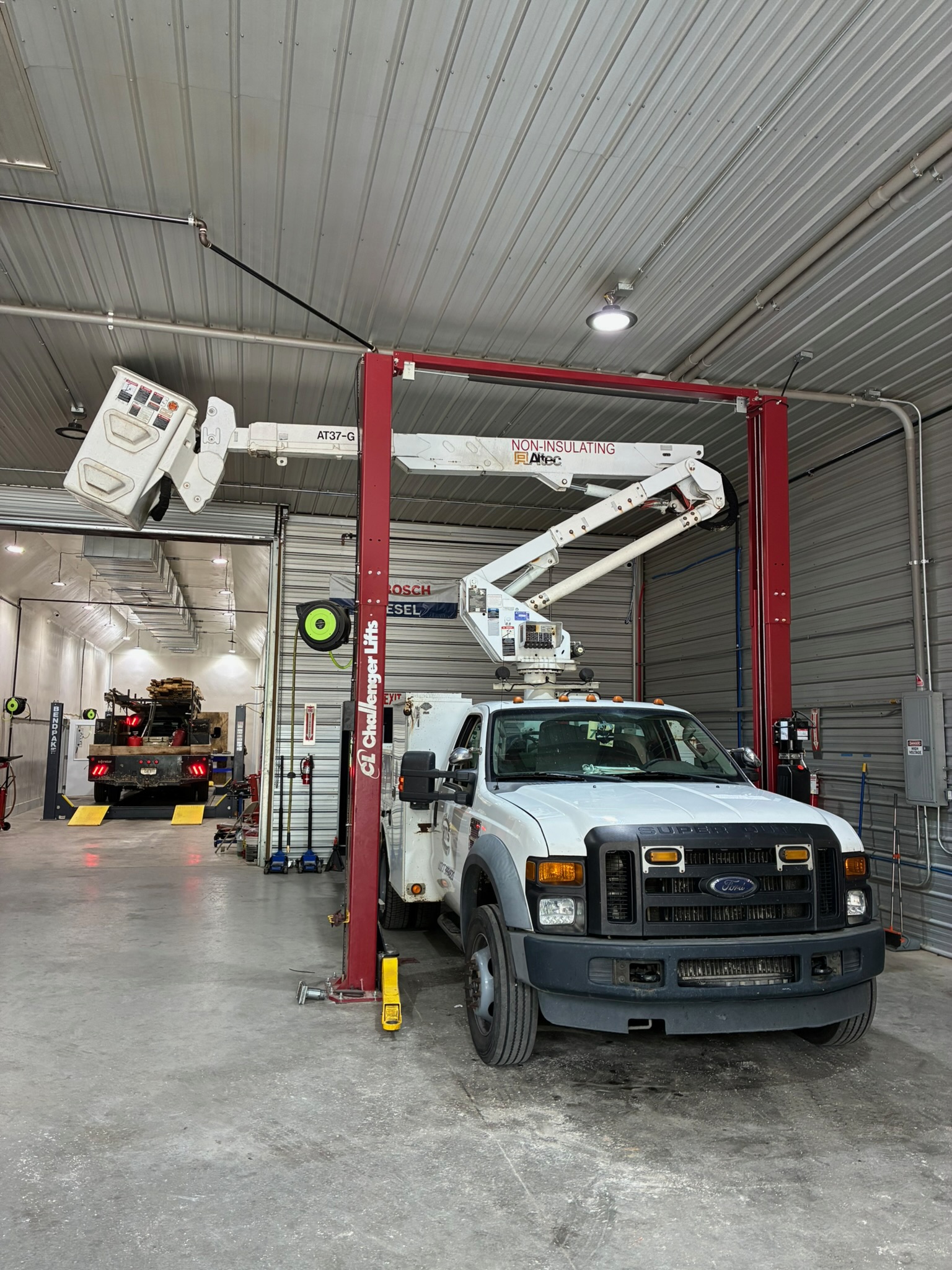 Photo 7 Bucket truck in the bay